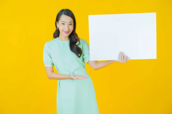 Retrato Hermosa Joven Asiática Mujer Con Vacío Blanco Cartel Color — Foto de Stock