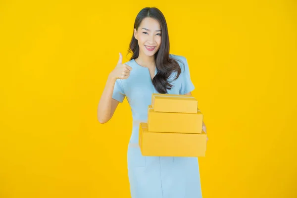 Portrait Beautiful Young Asian Woman Box Ready Shipping Color Background — Stock Photo, Image