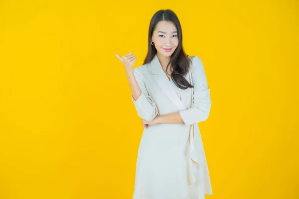 Retrato Bonito Jovem Asiático Mulher Sorriso Com Ação Cor Fundo — Fotografia de Stock