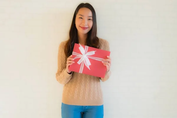 Retrato Hermosa Joven Asiático Mujeres Feliz Sonrisa Con Caja Regalo — Foto de Stock