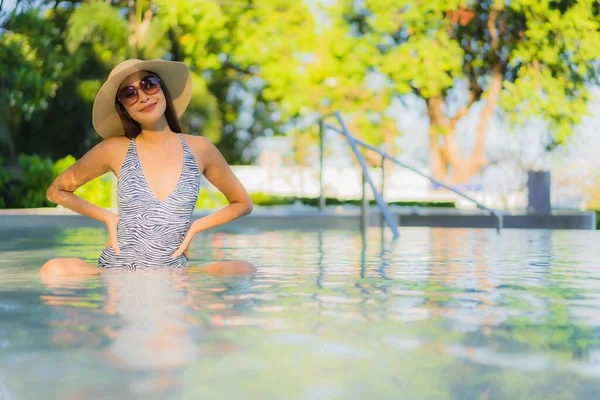 Hermosas Mujeres Asiáticas Feliz Sonrisa Relajarse Alrededor Piscina Aire Libre — Foto de Stock