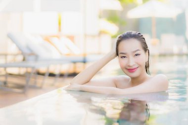 Güzel bir Asyalı kadın portresi. Rahatlayın. Yüzme havuzunda rahatlayın.