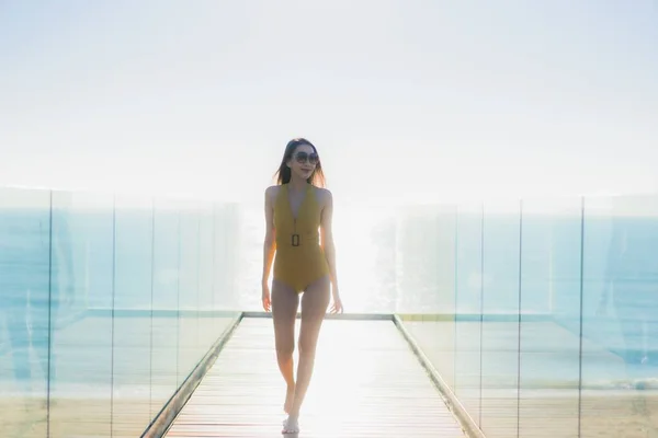 Портрет Красивая Молодая Азиатская Женщина Ходить Улыбкой Смотреть Вокруг Пляжа — стоковое фото