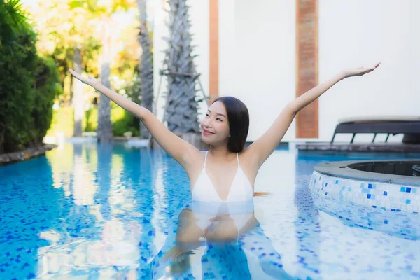 Beau Portrait Jeune Femme Asiatique Sourire Heureux Détendre Autour Piscine — Photo