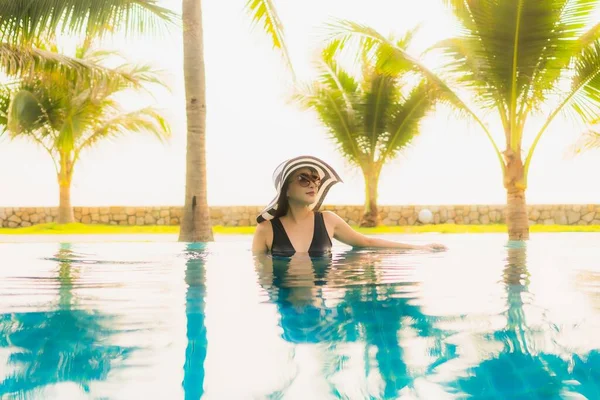 Retrato Bela Jovem Mulher Asiática Relaxar Redor Piscina Livre Hotel — Fotografia de Stock