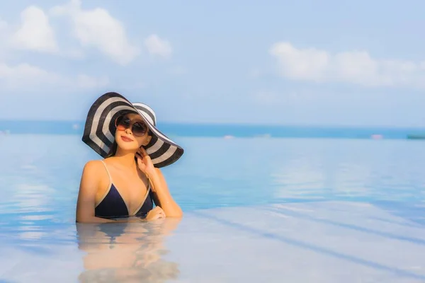 Retrato Hermosa Joven Mujer Asiática Relajarse Alrededor Piscina Complejo Hotelero — Foto de Stock