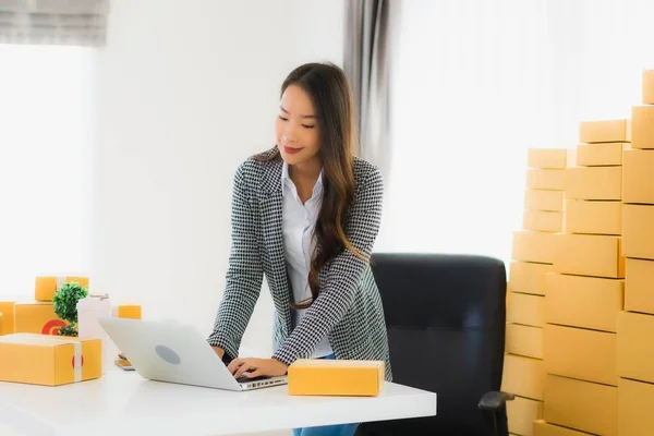 Portret Mooie Jonge Aziatische Zakenvrouw Werk Vanuit Huis Met Laptop — Stockfoto