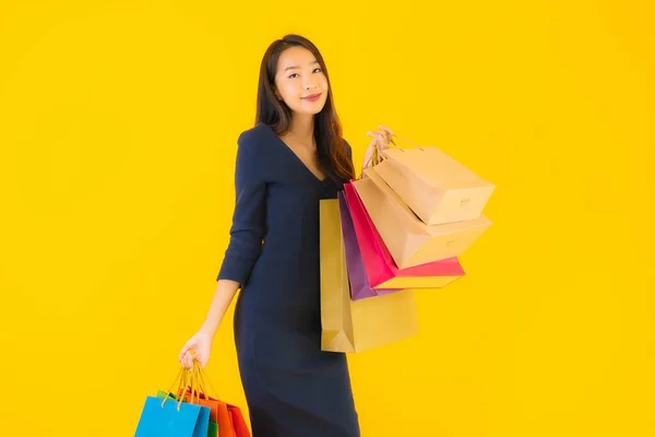 Retrato Bela Jovem Mulher Asiática Com Saco Compras Colorido Fundo — Fotografia de Stock