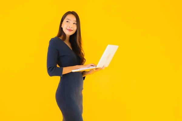 Portret Pięknej Młodej Azjatyckiej Kobiety Laptopem Lub Komputerem Żółtym Odizolowanym — Zdjęcie stockowe