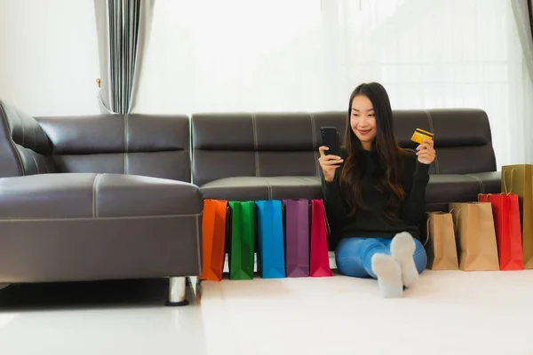 Retrato Hermosa Mujer Asiática Joven Con Bolsa Compras Tarjeta Crédito — Foto de Stock