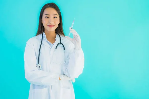 蓝色孤立背景下注射注射器的美丽年轻亚洲医生妇女 — 图库照片