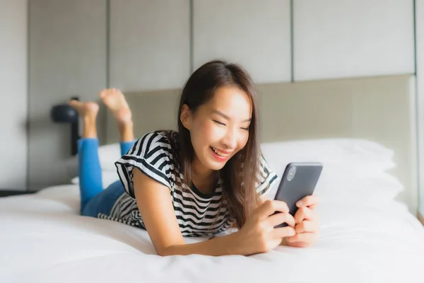 Portrait Belle Jeune Femme Asiatique Utiliser Téléphone Portable Intelligent Dans — Photo