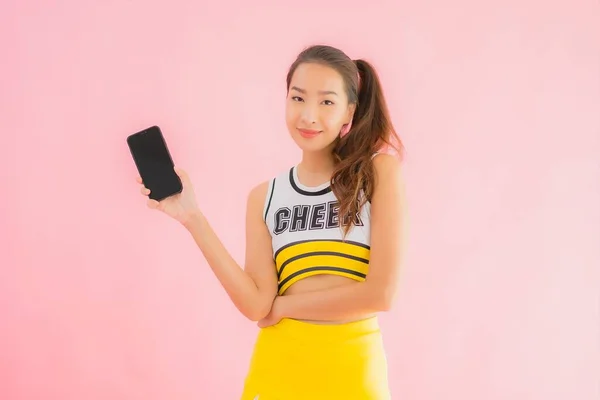 Portré Gyönyörű Fiatal Ázsiai Pompomlány Okos Mobiltelefon Rózsaszín Elszigetelt Háttér — Stock Fotó