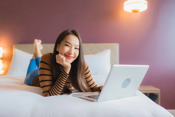 Retrato Hermosa Joven Mujer Asiática Uso Ordenador Portátil Cama Con — Foto de Stock