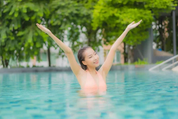 Güzel bir Asyalı kadın portresi. Rahatlayın. Rahatınıza bakın.