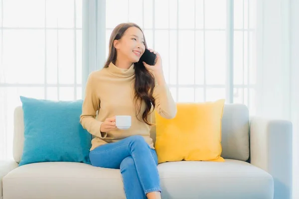 Retrato Hermosa Joven Mujer Asiática Con Teléfono Móvil Inteligente Sofá — Foto de Stock