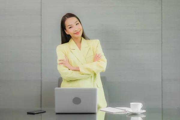 Портрет Красивая Молодая Азиатская Женщина Использовать Компьютер Ноутбук Смартфоном Рабочем — стоковое фото