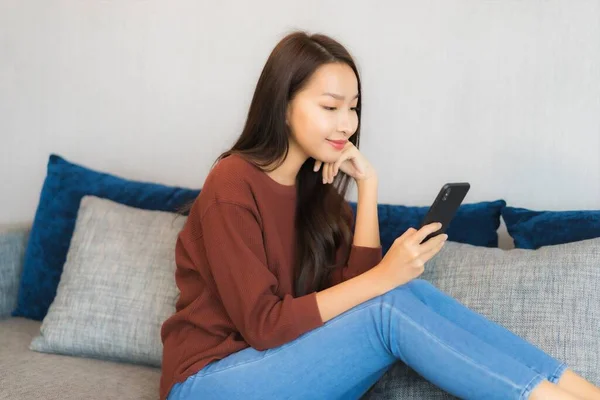 Porträtt Vacker Ung Asiatisk Kvinna Använder Smart Telefon Soffan Vardagsrummet — Stockfoto