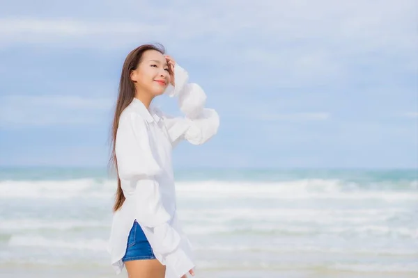 Retrato Bonito Jovem Asiático Mulher Relaxar Sorriso Redor Praia Mar — Fotografia de Stock