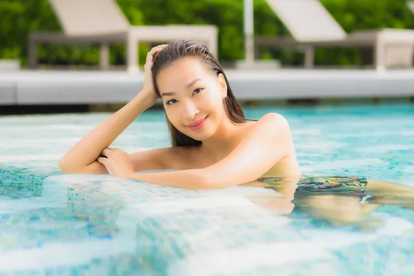 Retrato Hermosa Joven Asiática Mujer Relajarse Sonrisa Alrededor Piscina Aire —  Fotos de Stock
