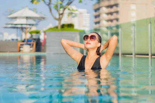 Portret Mooie Jonge Aziatische Vrouw Ontspannen Glimlach Rond Buitenzwembad Hotel — Stockfoto