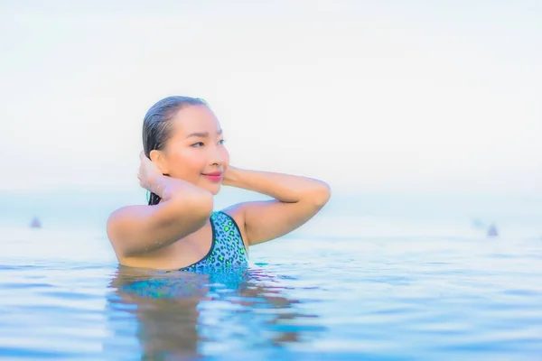 Portret Mooie Jonge Aziatische Vrouw Ontspannen Glimlach Vrijetijdsbesteding Rond Openlucht — Stockfoto