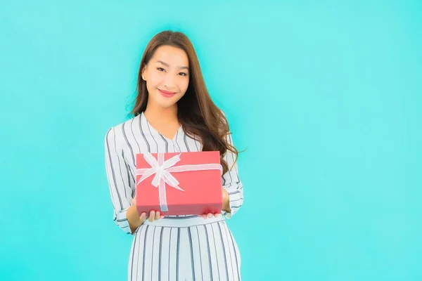 Portrait Belle Jeune Femme Asiatique Avec Boîte Cadeau Rouge Sur — Photo