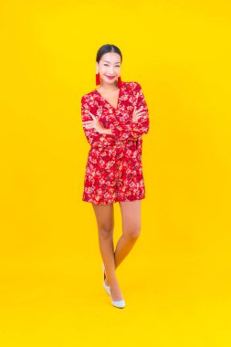 Güzel bir Asyalı kadının portresi Çin 'in yeni yıl konseptinde gülümsüyor. Renkli arka plan üzerine.