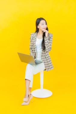 Asyalı güzel bir kadının portresi bilgisayarla izole edilmiş arka planda gülümsüyor.