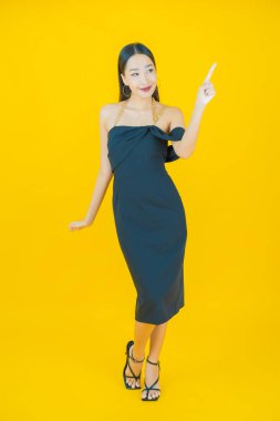 Portre güzel Asyalı kadın gülümsüyor. Renkli arka planda hareket var.