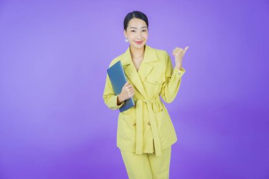 Asyalı güzel bir kadının portresi bilgisayarla izole edilmiş arka planda gülümsüyor.