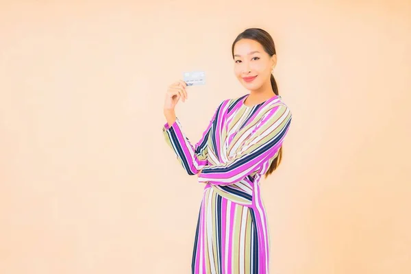 Retrato Hermosa Joven Asiática Mujer Con Teléfono Móvil Inteligente Tarjeta — Foto de Stock