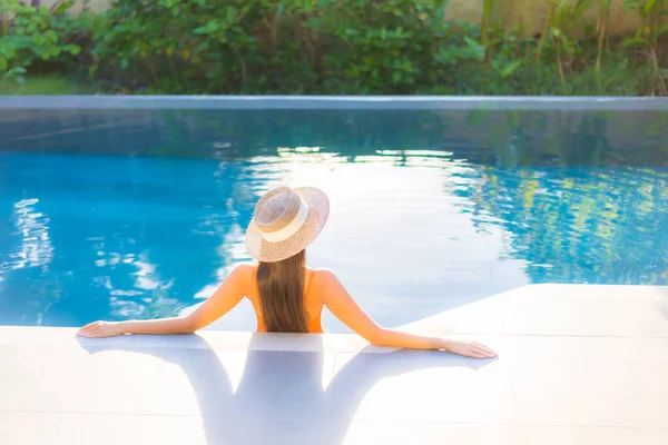 Retrato Hermosa Joven Mujer Asiática Disfrutar Relajarse Alrededor Piscina Para — Foto de Stock