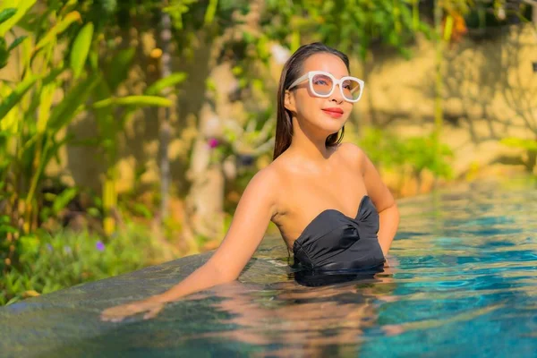 Güzel Bir Asyalı Kadının Portresi Tatil Için Yüzme Havuzunda Rahatlıyor — Stok fotoğraf