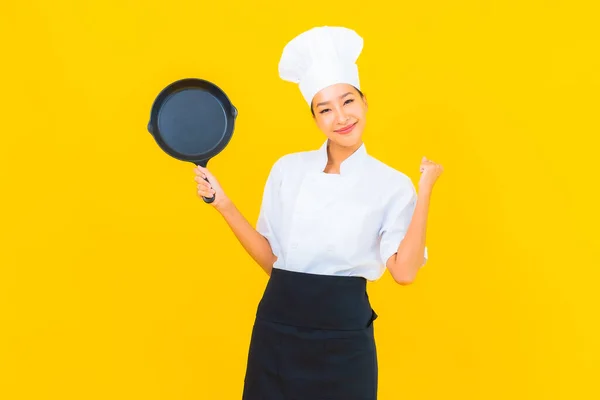 Ritratto Bella Giovane Asiatica Chef Donna Con Padella Nera Sfondo — Foto Stock