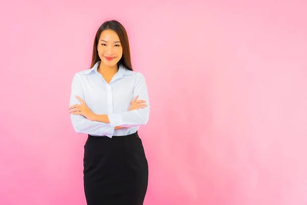 Porträtt Vackra Unga Företag Asiatisk Kvinna Med Åtgärder Rosa Isolerad — Stockfoto
