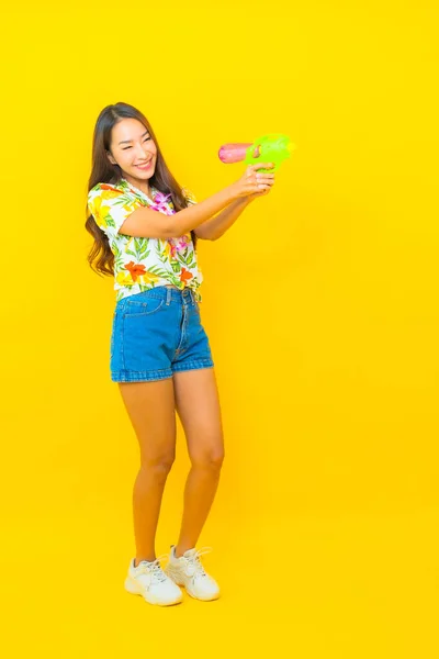 Ritratto Bella Giovane Donna Asiatica Indossare Camicia Colorata Con Pistola — Foto Stock