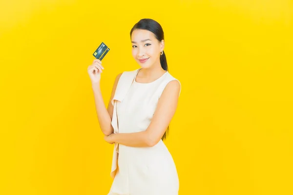 Portrait Belle Jeune Femme Asiatique Sourire Avec Carte Crédit Sur — Photo