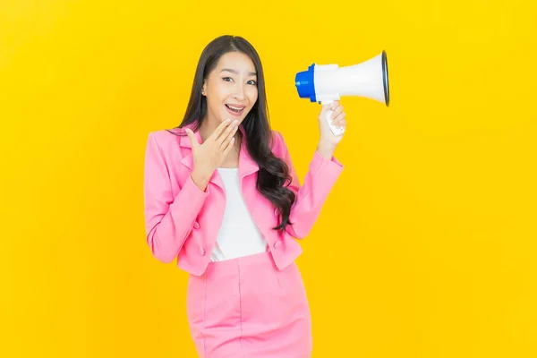 Portret Mooie Jonge Aziatische Vrouw Glimlach Met Megafoon Gele Kleur — Stockfoto