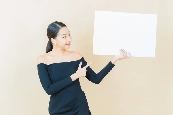 Portret Mooie Jonge Aziatische Vrouw Met Lege Witte Billboard Kleur — Stockfoto