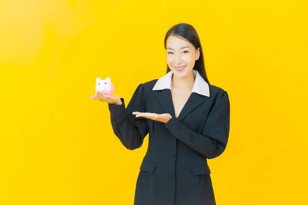 Portret Mooie Jonge Aziatische Vrouw Met Piggy Bank Kleur Achtergrond — Stockfoto