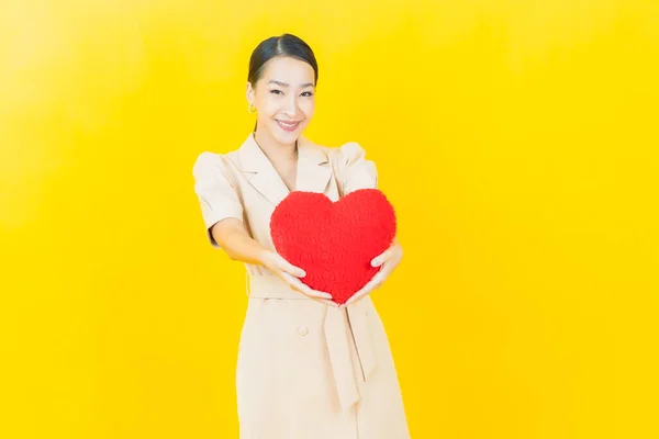 Retrato Hermosa Joven Asiática Mujer Sonrisa Con Corazón Almohada Forma — Foto de Stock