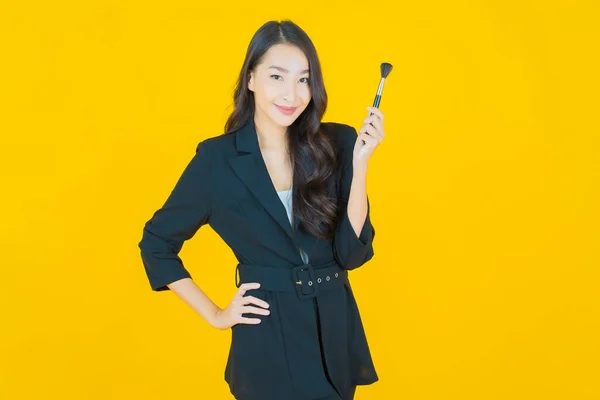 Retrato Hermosa Joven Asiática Mujer Con Maquillaje Cepillo Cosmético Color —  Fotos de Stock
