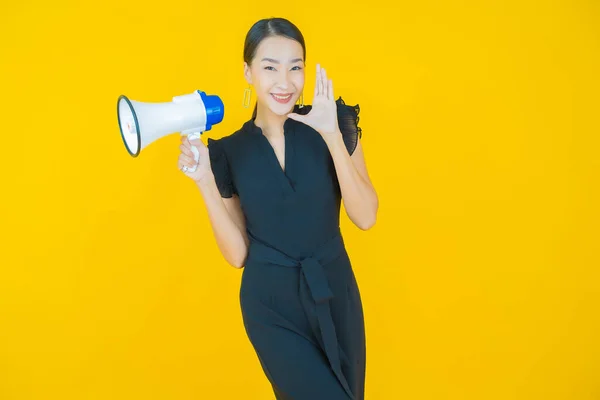 Portret Mooie Jonge Aziatische Vrouw Glimlach Met Megafoon Kleur Achtergrond — Stockfoto