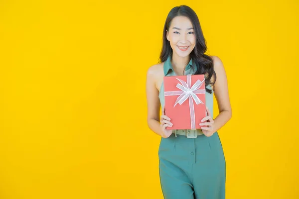 Portret Mooie Jonge Aziatische Vrouw Glimlach Met Rode Geschenkdoos Kleur — Stockfoto