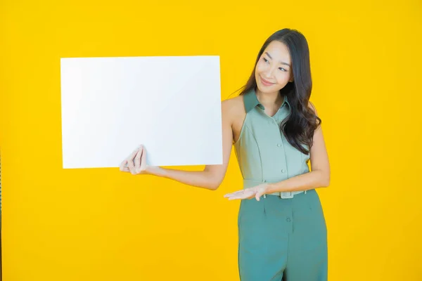 천연색 배경에 광고판이 아름다운 아시아 여자의 — 스톡 사진