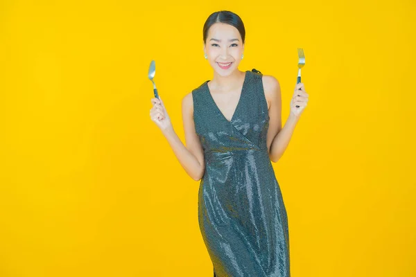 Portrait Belle Jeune Femme Asiatique Sourire Avec Cuillère Fourchette Sur — Photo