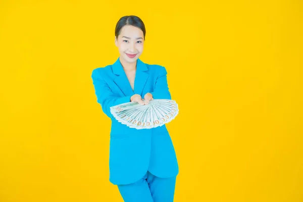 Retrato Hermosa Joven Asiática Mujer Sonrisa Con Montón Dinero Efectivo — Foto de Stock