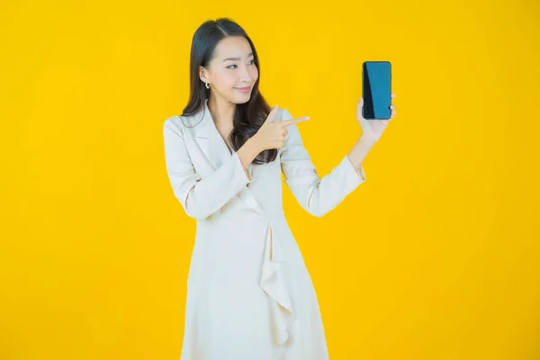 Retrato Bonito Jovem Asiático Mulher Sorriso Com Telefone Celular Inteligente — Fotografia de Stock