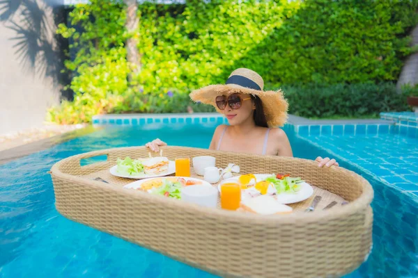 Ritratto Giovane Donna Asiatica Sorriso Felice Godere Con Vassoio Colazione — Foto Stock